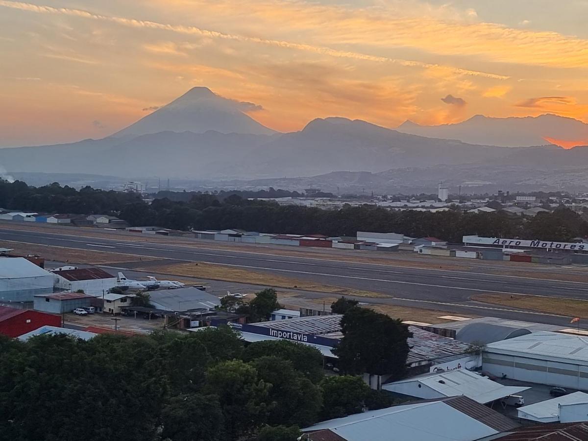 Amazing Volcano Views In Front Of Airport Guatemala City Exterior foto