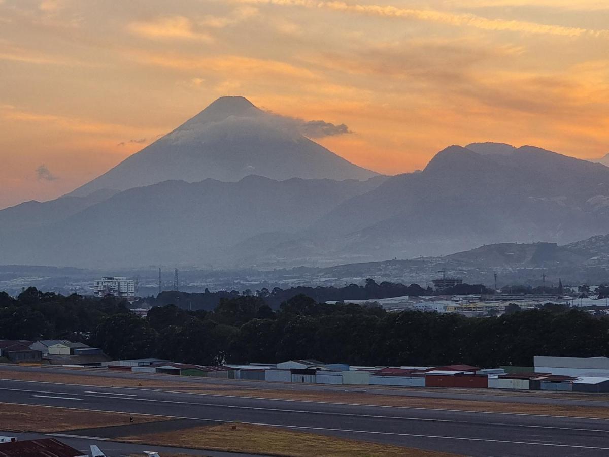 Amazing Volcano Views In Front Of Airport Guatemala City Exterior foto