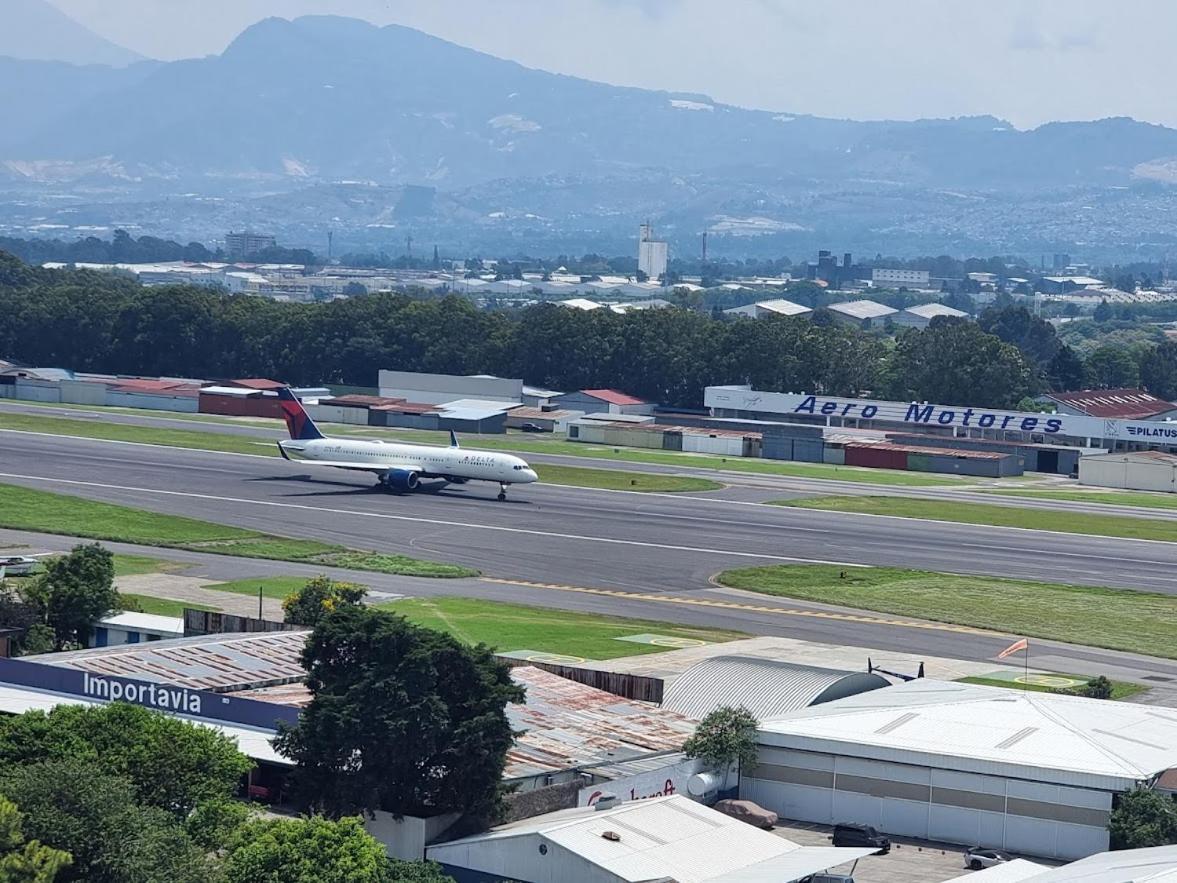 Amazing Volcano Views In Front Of Airport Guatemala City Exterior foto