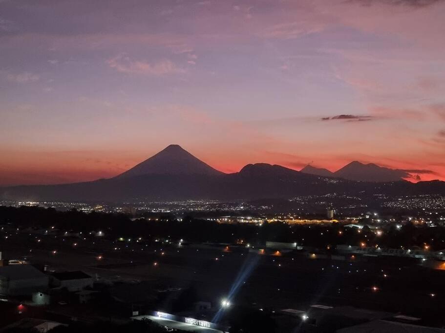 Amazing Volcano Views In Front Of Airport Guatemala City Exterior foto